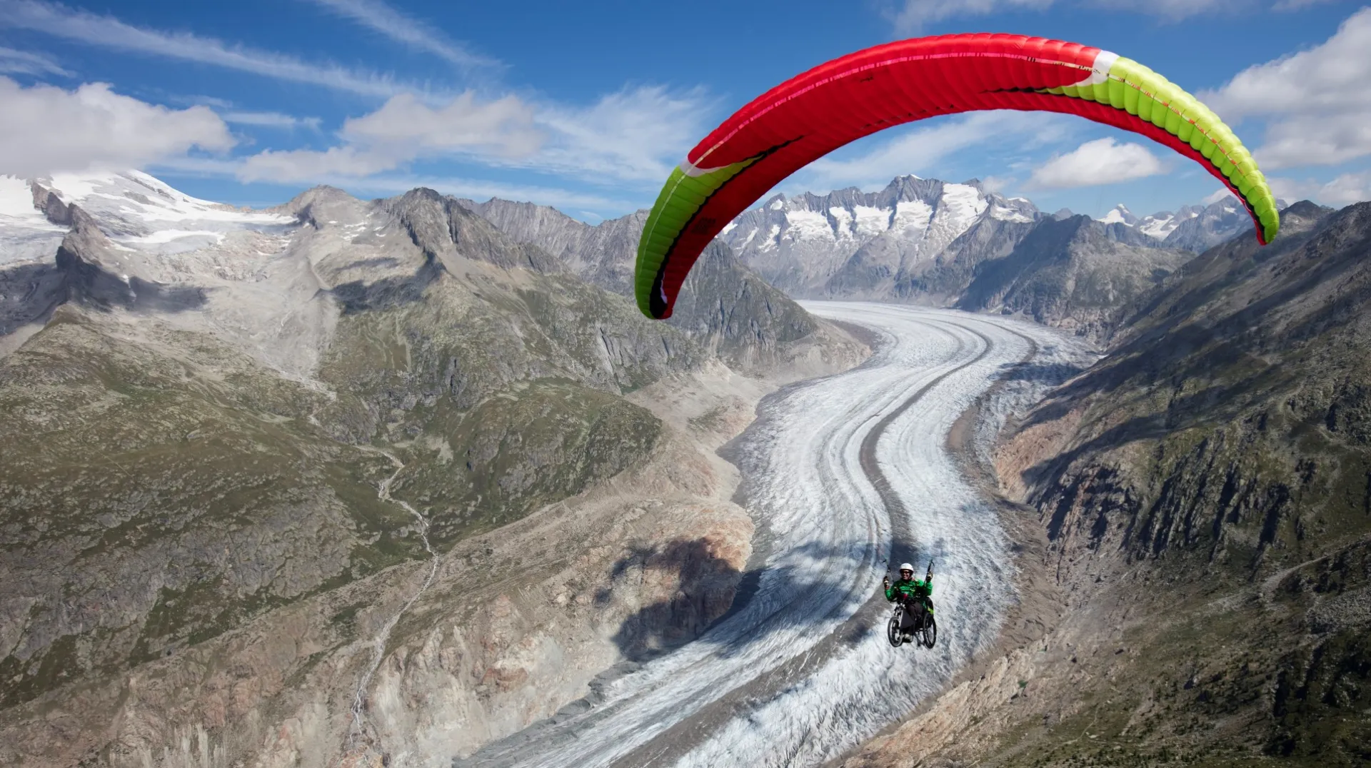 Inkompletter Paraplegiker beim Überfliegen der Alpen